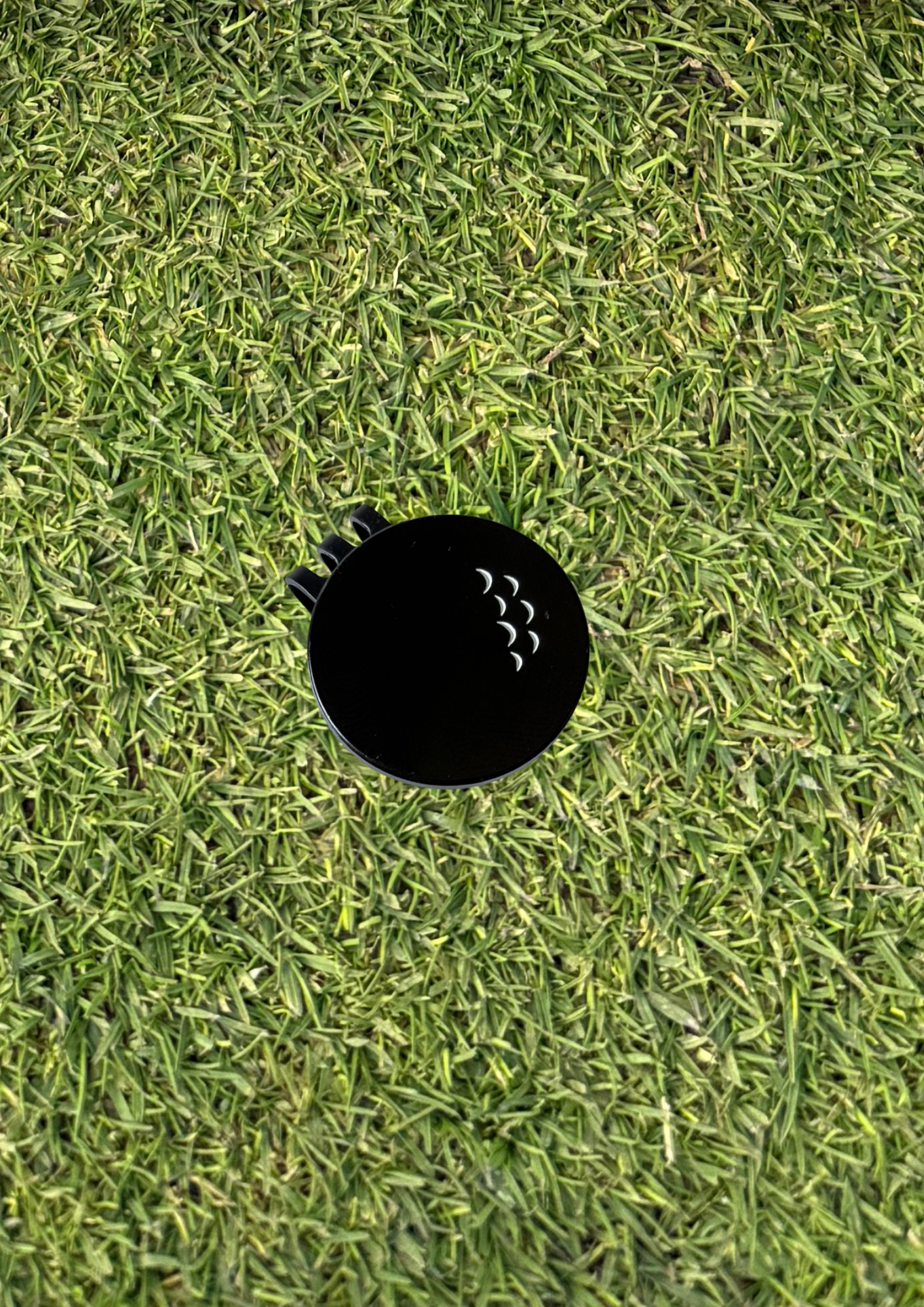 Black/White Reversible Ball Marker and Magnetic Hat Clip