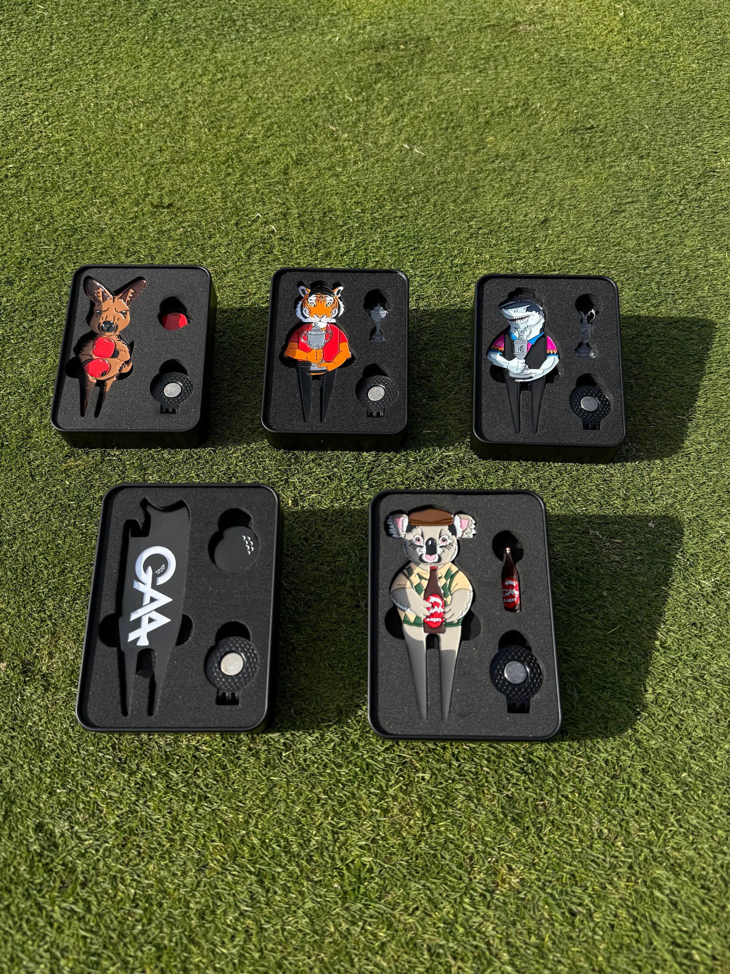 Boxing Kangaroo divot tool + ball marker & hat clip