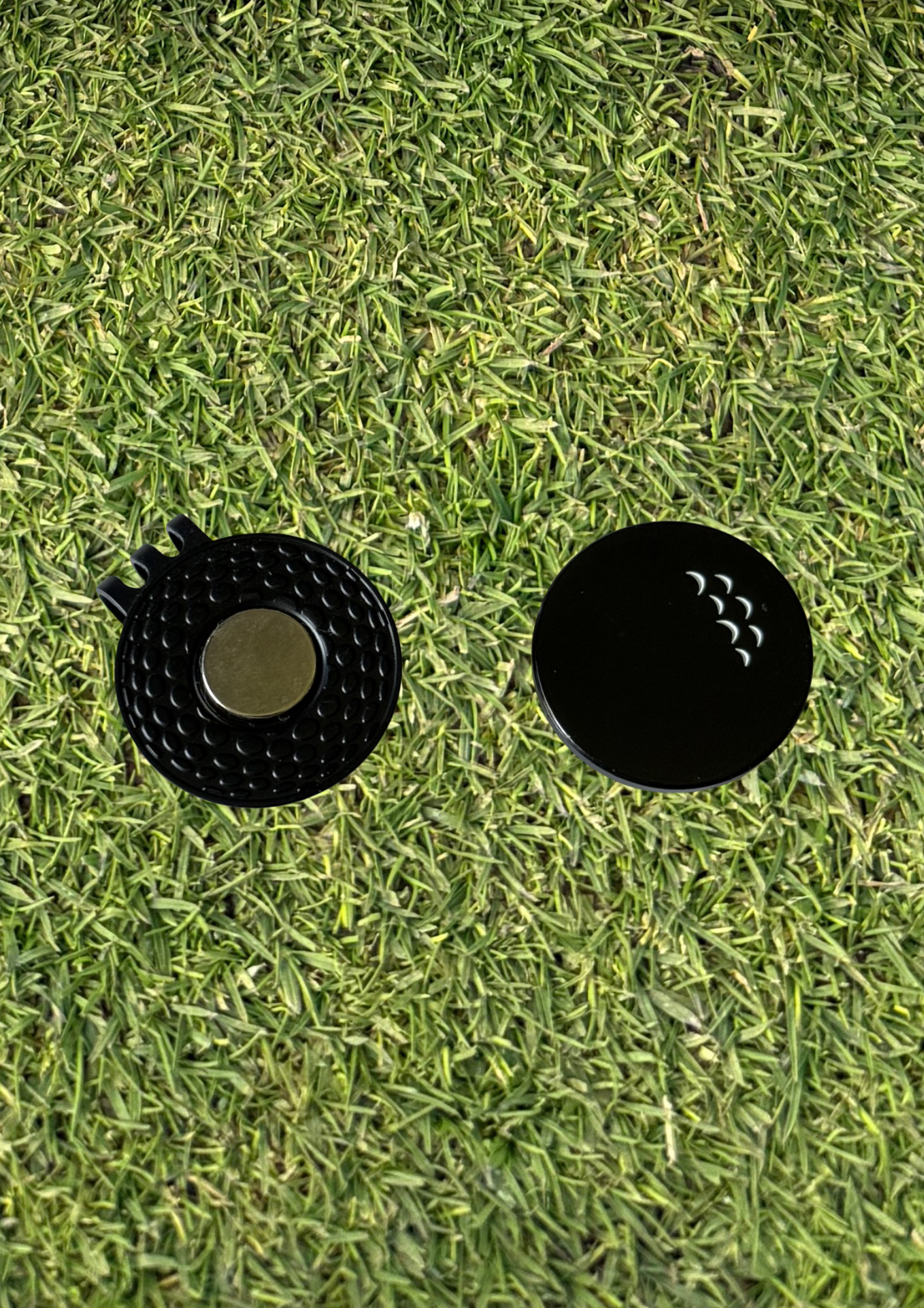 Black/White Reversible Ball Marker and Magnetic Hat Clip