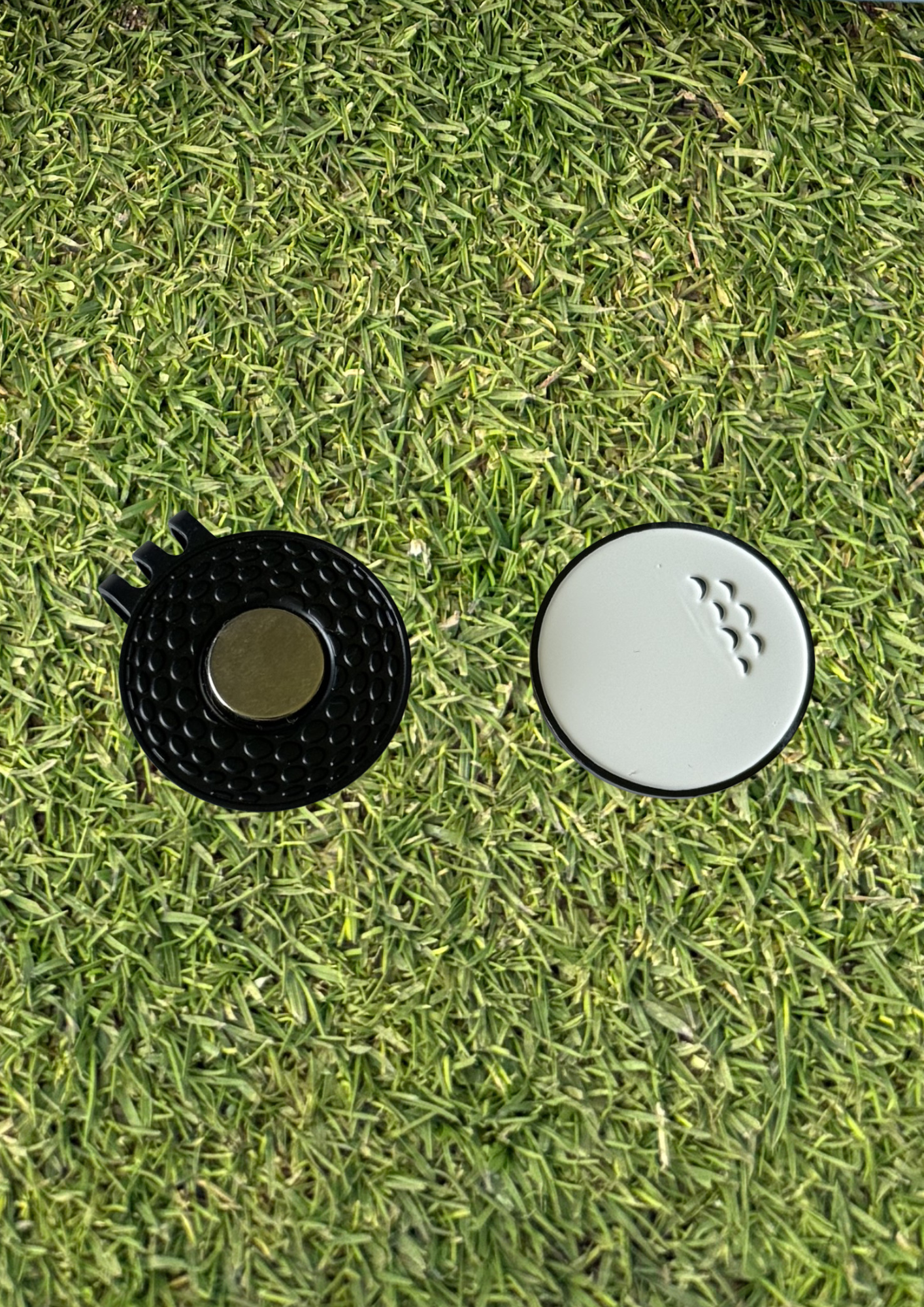 Black/White Reversible Ball Marker and Magnetic Hat Clip