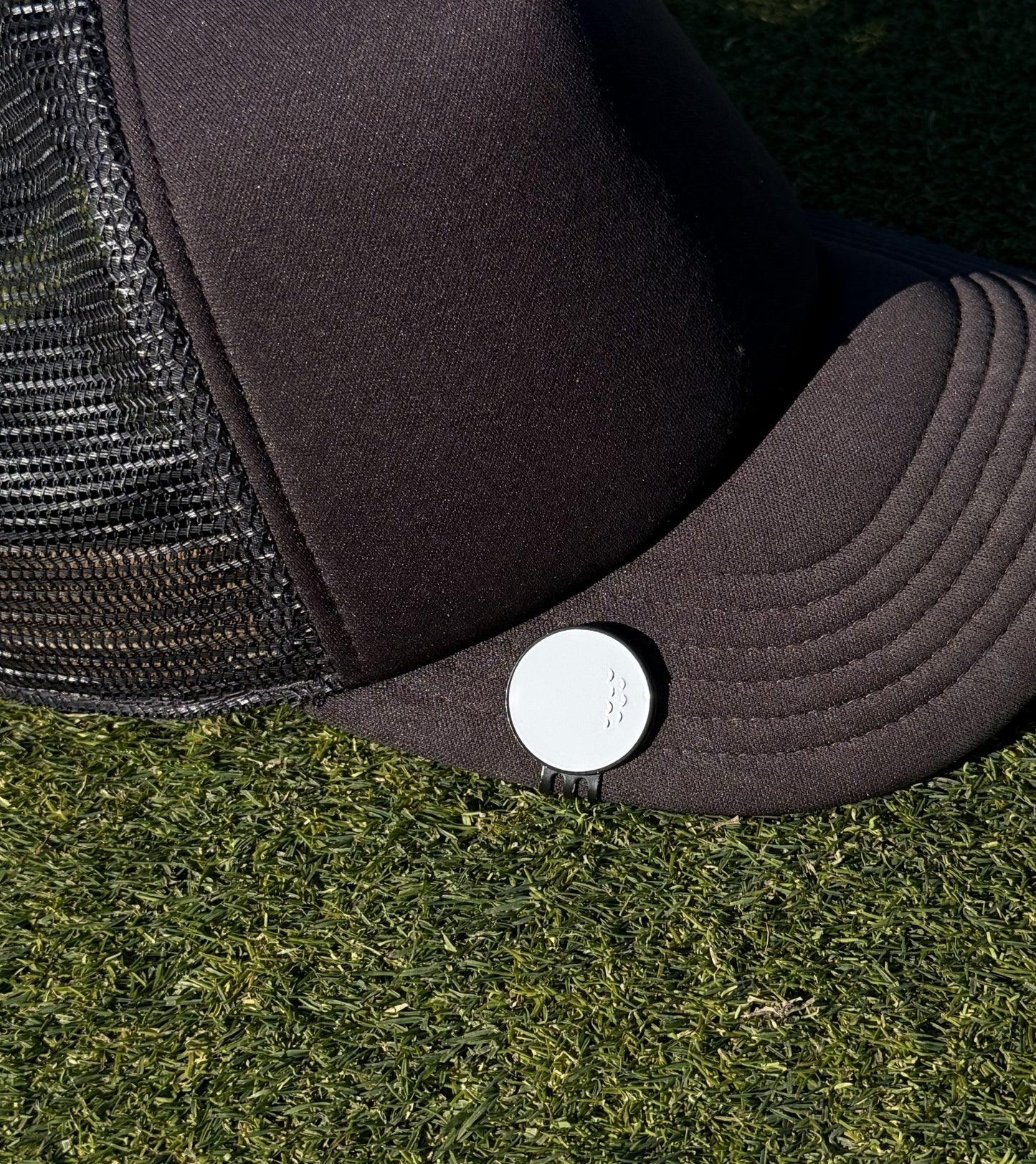Black/White Reversible Ball Marker and Magnetic Hat Clip
