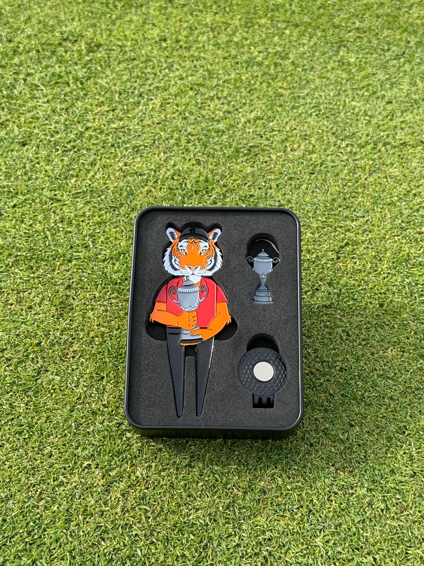 Championship Tiger divot tool + ball marker & hat clip
