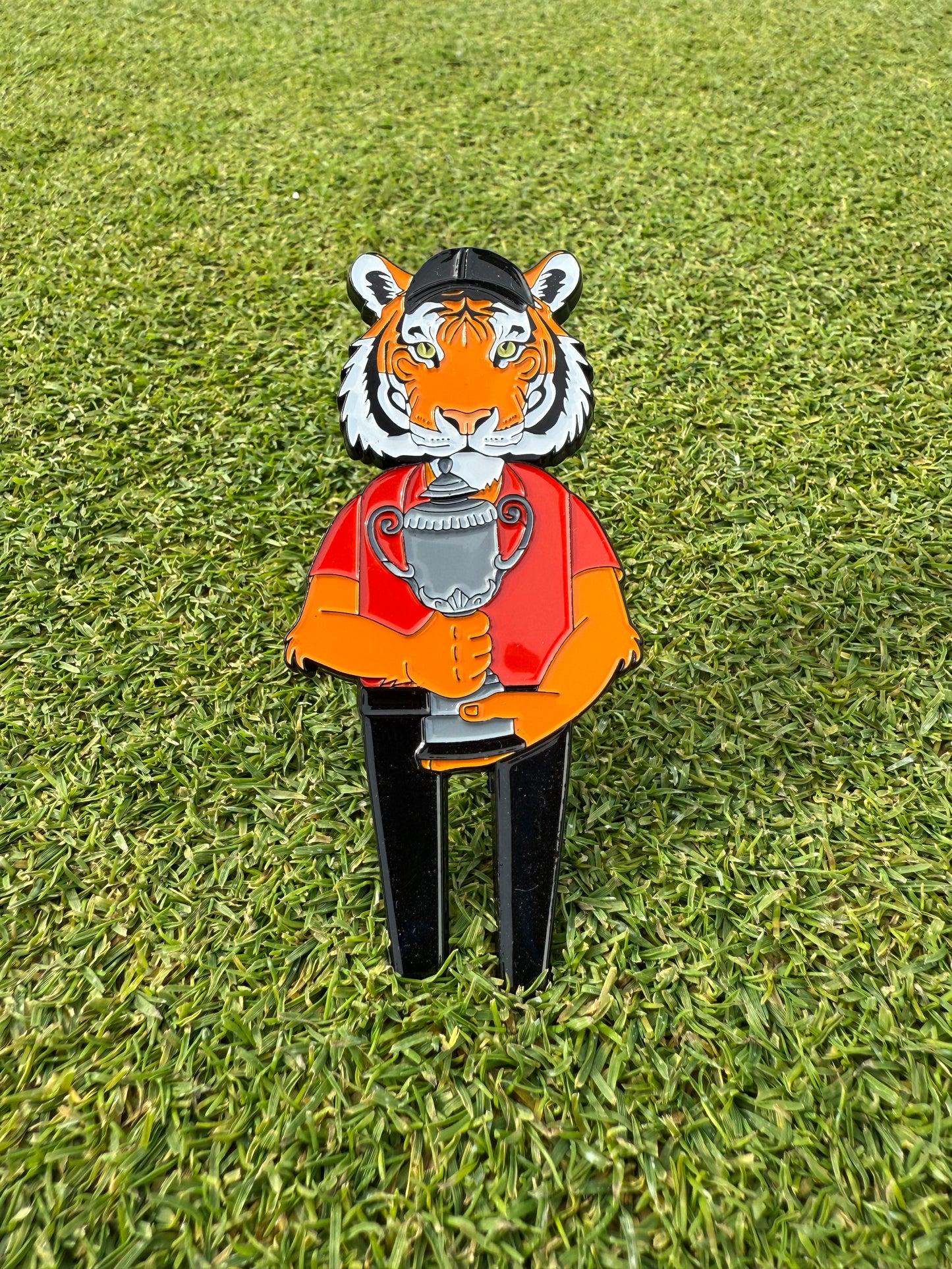 Championship Tiger divot tool + ball marker & hat clip